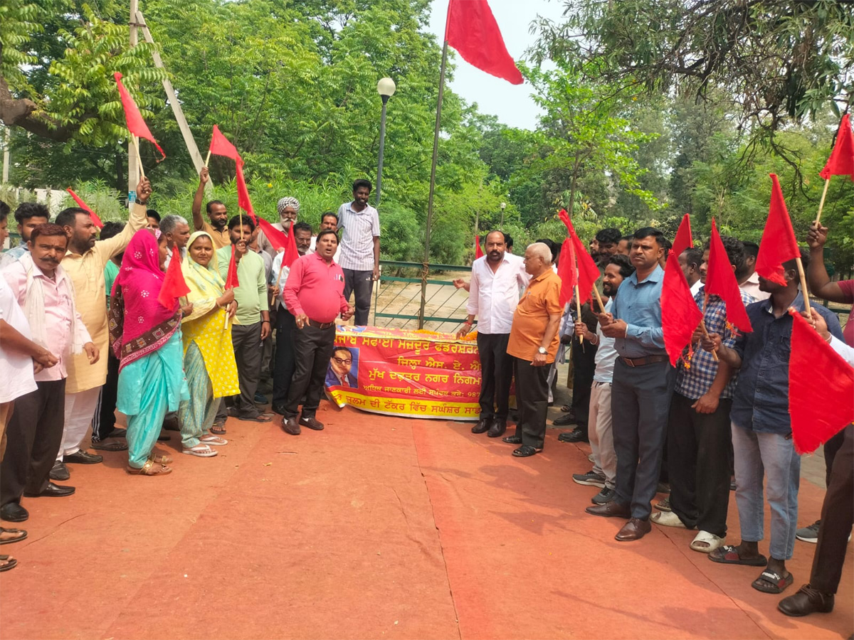 Punjab Safai Karamchari Federation celebrated Labor Day by hoisting the red flag.